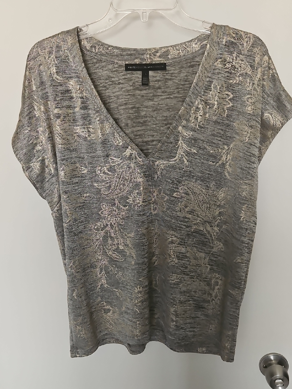 White House Black Market Gold Metallic Floral V-Neck Tee Size L